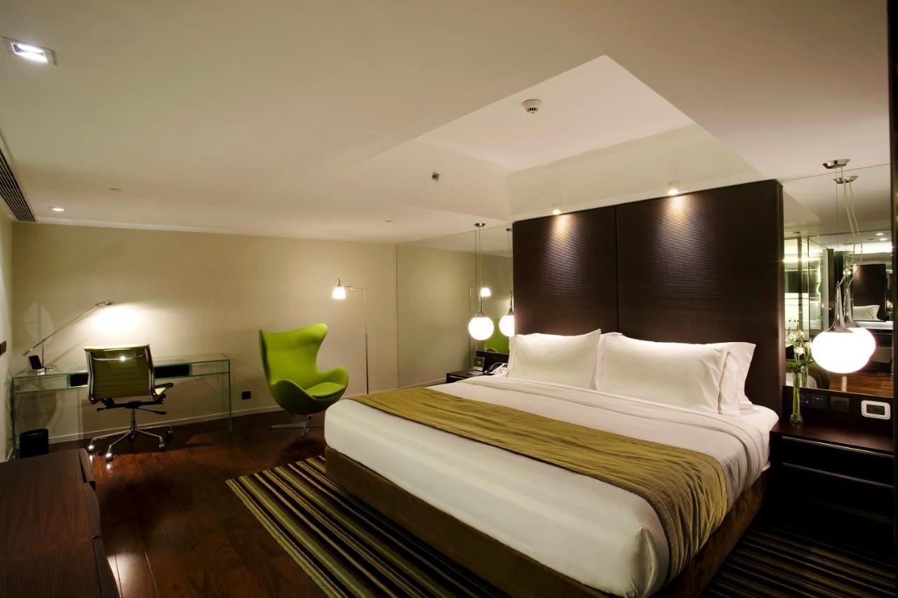 Hotel The Mira Hongkong Exteriér fotografie A bedroom at the hotel
