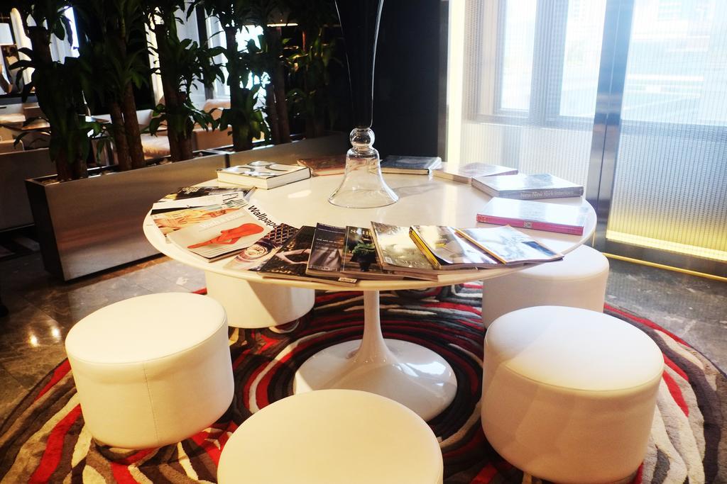 Hotel The Mira Hongkong Exteriér fotografie A table and stools in a lounge at Beijing Capital International Airport